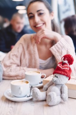 Oyuncak ayı Sevgililer günü verilen tablo üzerinde kırmızı bere içinde