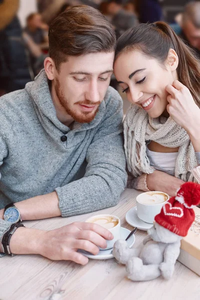 Par i kärlek på en dag i café i alla hjärtans dag — Stockfoto