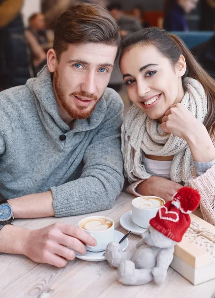 Par i kärlek på en dag i café i alla hjärtans dag — Stockfoto