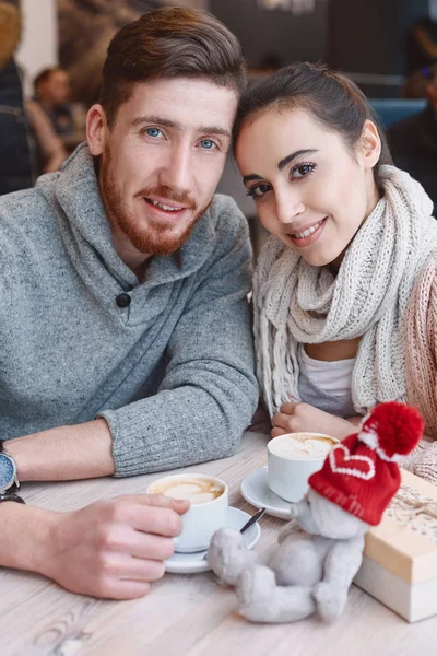 Coppia innamorata in un appuntamento in un caffè a San Valentino — Foto Stock