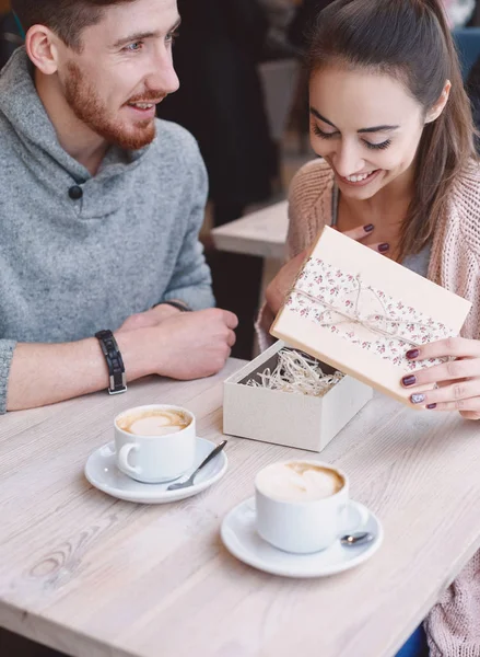 Pareja enamorada en una cita en la cafetería en San Valentín — Foto de Stock