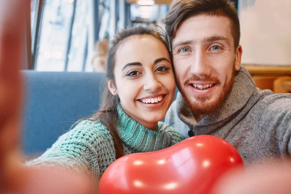 Pareja enamorada haciendo selfie en San Valentín —  Fotos de Stock
