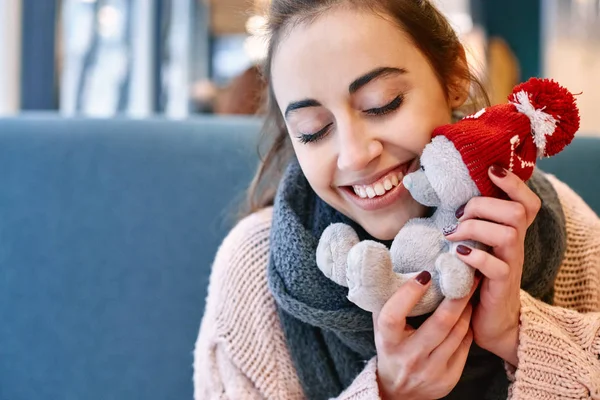 Mulher com ursinho de pelúcia no café no dia dos namorados — Fotografia de Stock