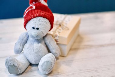 oyuncak ayı ve Sevgililer günü ahşap bir tablo hediye kutusu