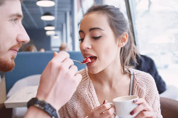 birkaç aşk tarihte bir kafede Sevgililer günü