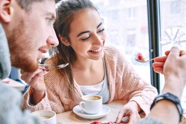 Casal comendo uma colher de sobremesa no café no encontro — Fotografia de Stock