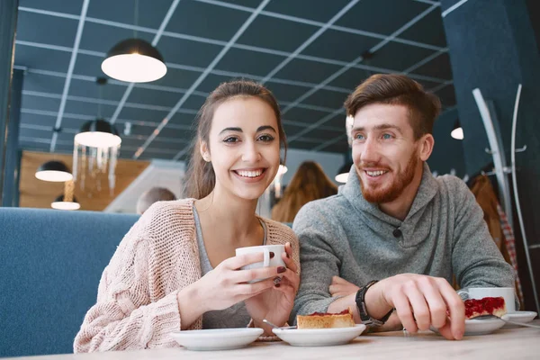 Pareja enamorada en una cita en la cafetería en San Valentín — Foto de Stock