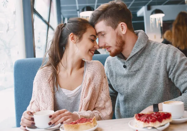 Pasangan yang jatuh cinta saat kencan di kafe di hari Kasih Sayang — Stok Foto
