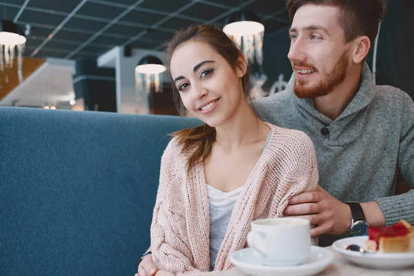 Par i kärlek på en dag i café i alla hjärtans dag — Stockfoto