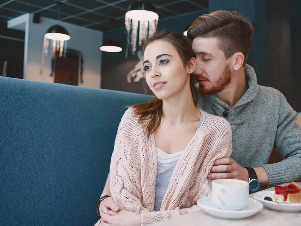 Couple amoureux lors d'un rendez-vous dans un café à la Saint Valentin — Photo