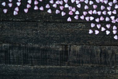 Mor Kalp ve ahşap masa