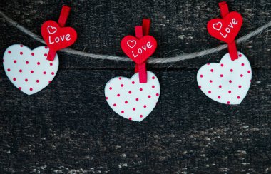 Kırmızı Kalpler ve ahşap masa