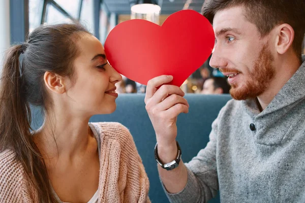 Par i kärlek på en dag i café i alla hjärtans dag — Stockfoto