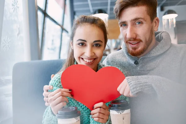 Par i kärlek på en dag i café i alla hjärtans dag — Stockfoto