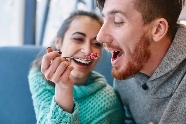 Par som spiser en dessertskje på kafeen på date – stockfoto