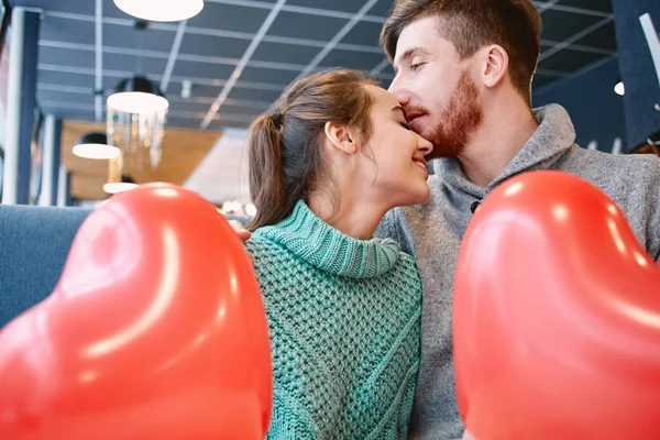 Casal apaixonado no dia dos namorados — Fotografia de Stock