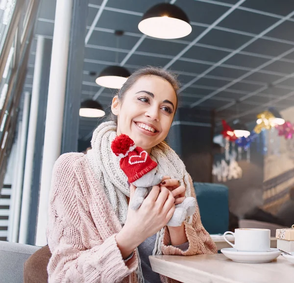 Verliebtes Paar bei einem Date im Café am Valentinstag — Stockfoto