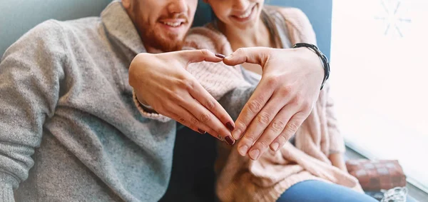 Pasangan yang jatuh cinta saat kencan di kafe di hari Kasih Sayang — Stok Foto