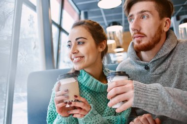 birkaç aşk tarihte bir kafede Sevgililer günü