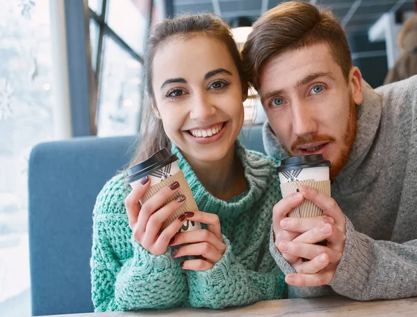 Pareja enamorada en una cita en la cafetería en San Valentín —  Fotos de Stock