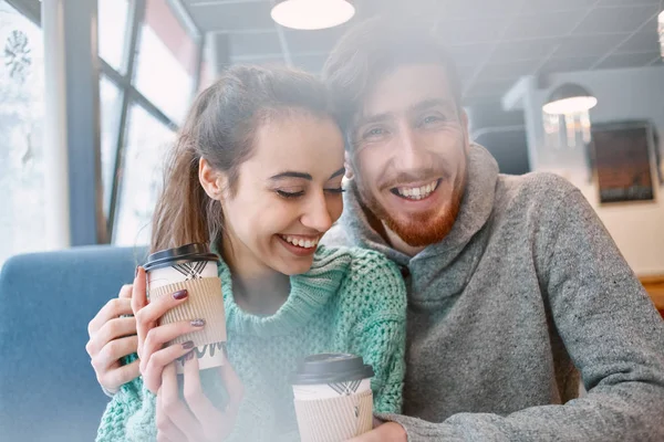 Par i kärlek på en dag i café i alla hjärtans dag — Stockfoto