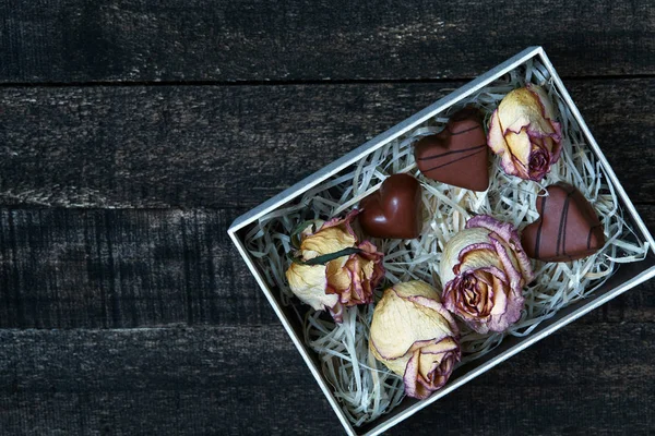 Wit roze gedroogde rozen op de houten tafel — Stockfoto