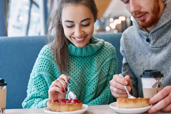 Pareja comiendo una cuchara de postre en la cafetería en la fecha — Foto de Stock