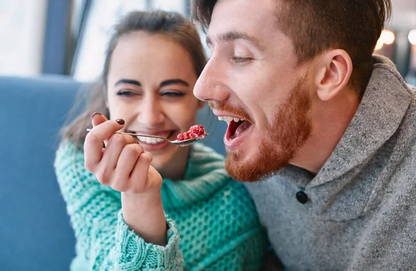 Par som spiser en dessertskje på kafeen på date – stockfoto