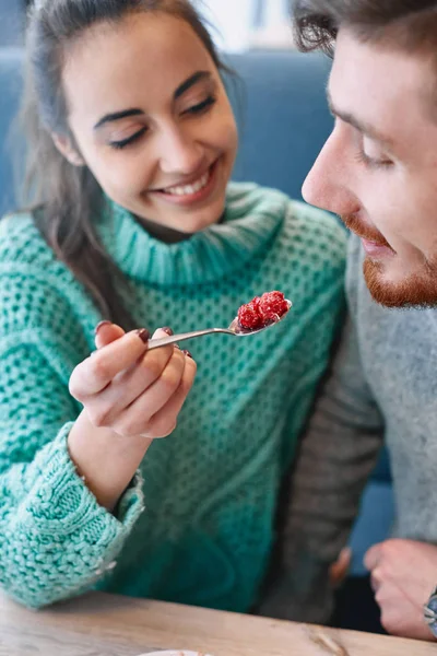Couple manger une cuillère à dessert dans un café à la date — Photo
