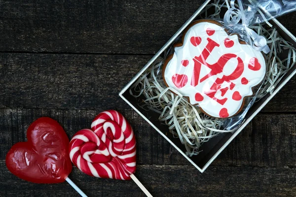 Geschenkdoos met feestelijke ontbijtkoek op houten tafel — Stockfoto