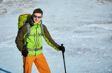 Dağlarda yürüyüş yapan