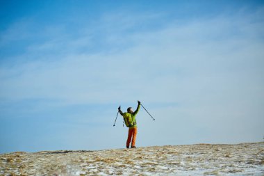 Dağlarda yürüyüş yapan
