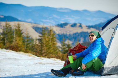 Dağlarda yürüyüş yapan