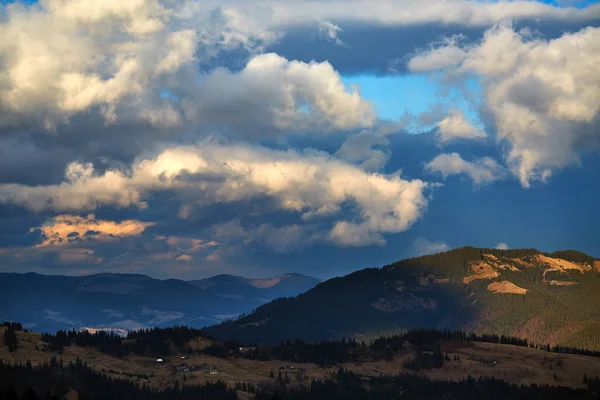 Krásný výhled na zimní hory — Stock fotografie