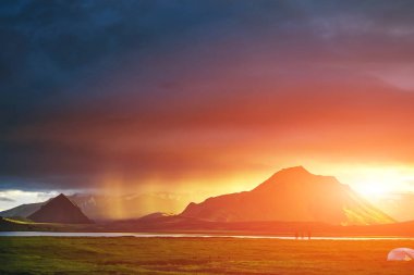 İzlanda da trekking. dağ gölü yakınında çadır kamp