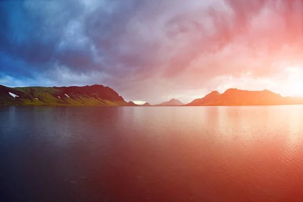 Costa do lago com reflexão de montanha, Islândia — Fotografia de Stock