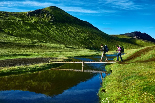 Yürüyüşçüler ve dere, İzlanda da trekking köprüden — Stok fotoğraf