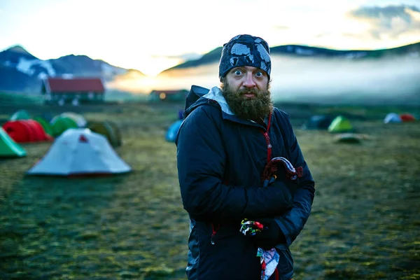 Wandeltochten in IJsland. Prachtige camping met tenten in de buurt van bergmeer — Stockfoto
