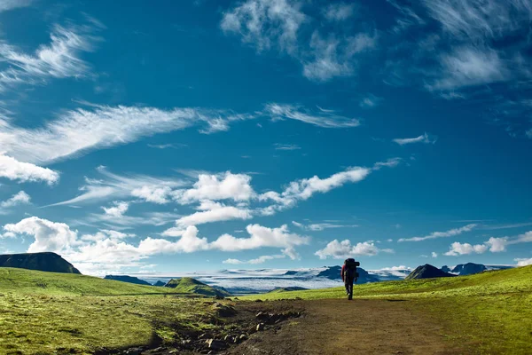 Mužské turista v horách, Island — Stock fotografie