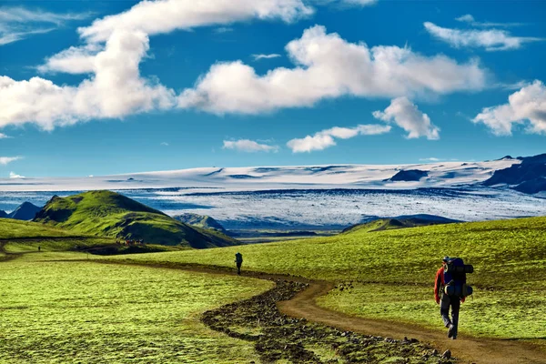 Αρσενικό πεζοπόρος στα βουνά, Ισλανδία — Φωτογραφία Αρχείου