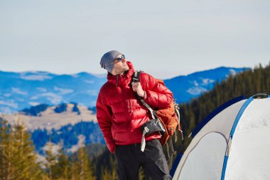 Dağlarda yürüyüş yapan