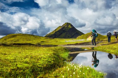 uzun yürüyüşe çıkan kimse İzlanda da trekking creek geçer