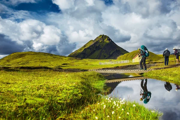 Turista projde přes potok, trekking v Islandu — Stock fotografie