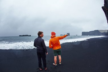 Sahilde yürüyen bir adam