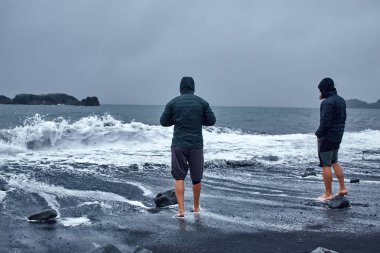 Sahilde yürüyen bir adam