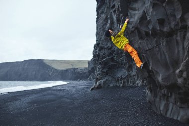 Uçurumdaki erkek dağcı
