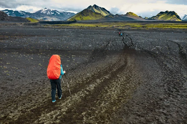 山、アイスランドのハイカー — ストック写真