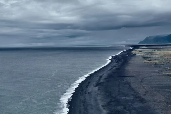 Чёрный пляж в Исландии — стоковое фото