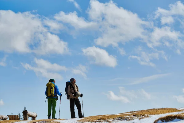 산을 걷는 자들 이며 — 스톡 사진