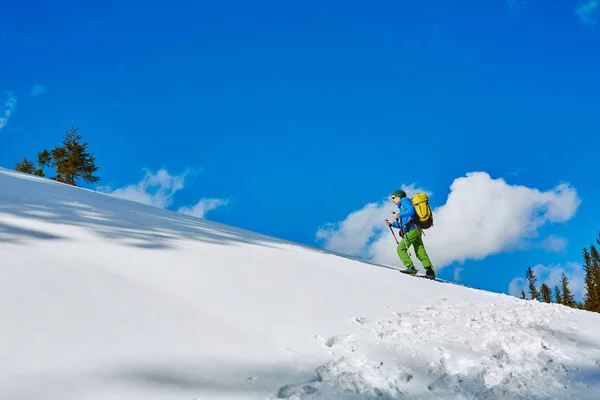 Hiker in the mountains — Stock Photo, Image